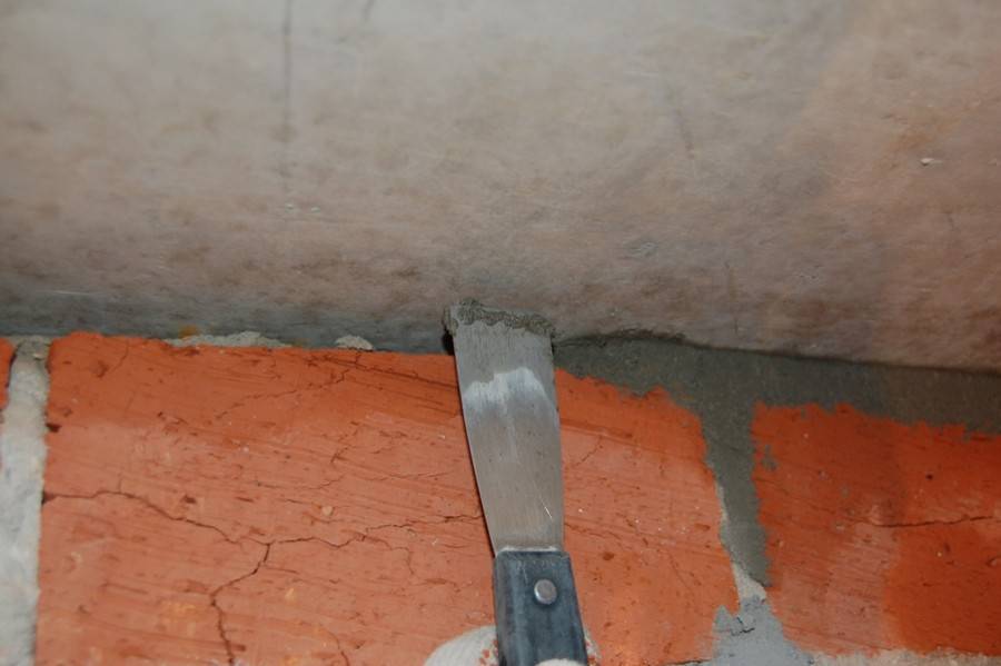 Заделка швов между плитами перекрытия: чем закрыть русты, стыки, трещины, последовательность заливки зазоров на потолке и в других местах