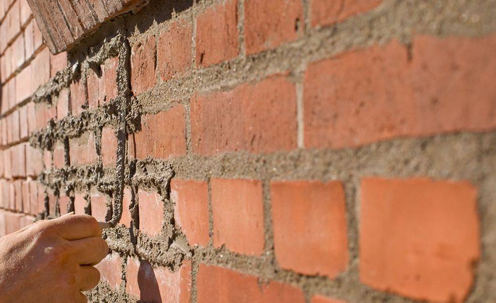 Чем и как заделать трещину в кирпичной стене дома: способы