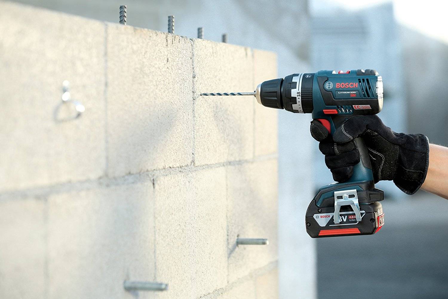 Как правильно просверлить бетонную стену дрелью