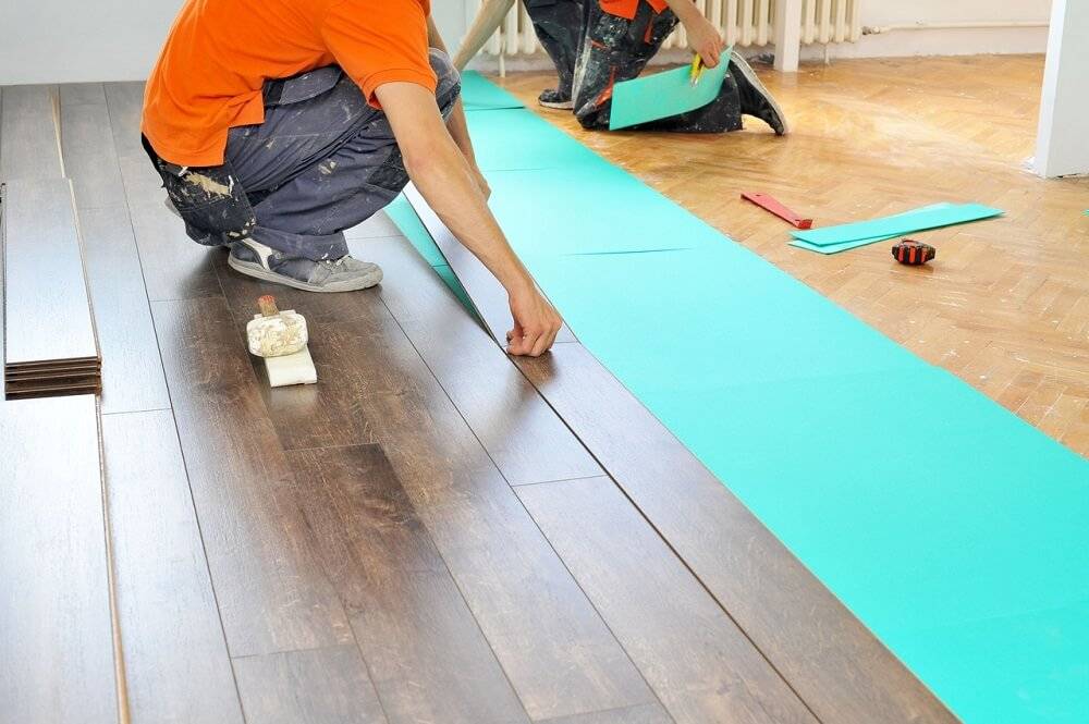 Как положить ламинат на бетонный пол: как правильно укладывать, как ложится пошагово, как уложить своими руками, укладка