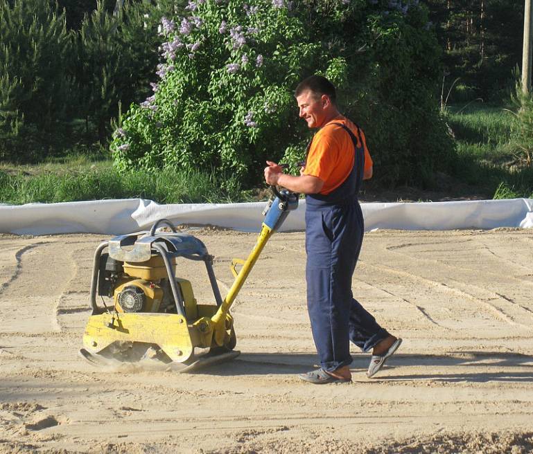 Трамбовка песка виброплитой технология