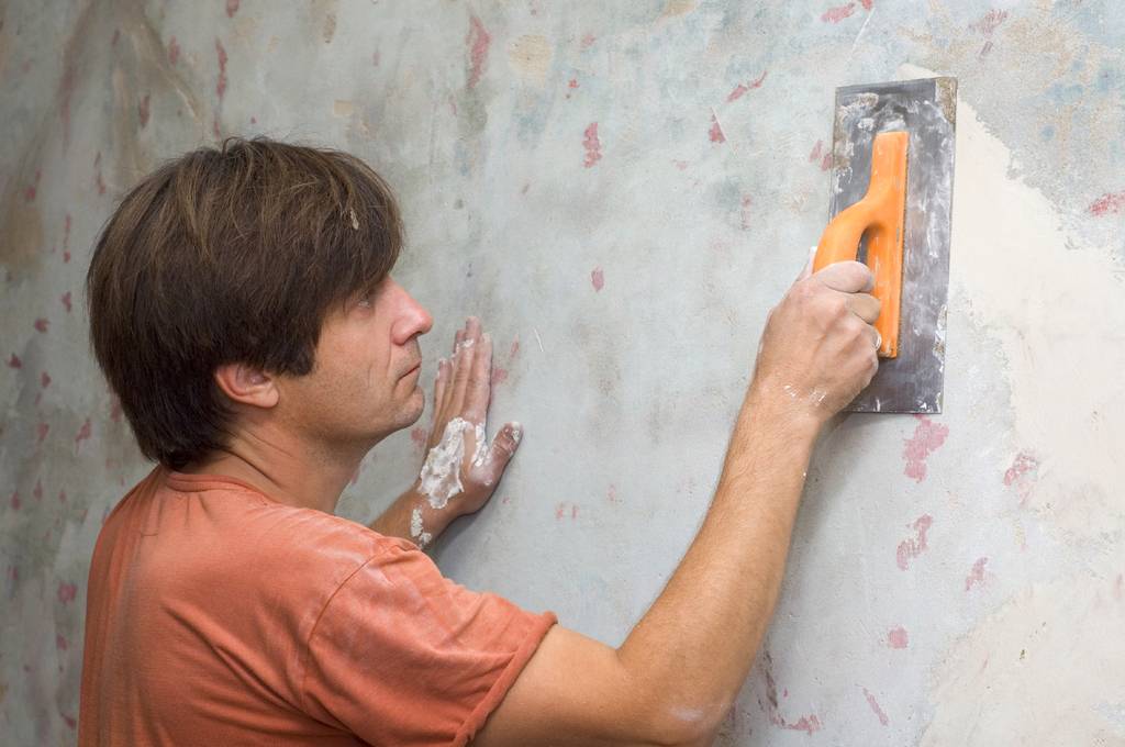 Как шпаклевать стены своими руками: под обои и под покраску, видео новичку
