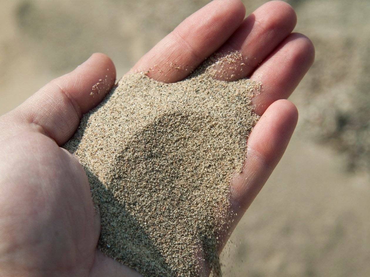 Какой песок лучше выбрать для приготовления бетона: речной, морской, карьерный