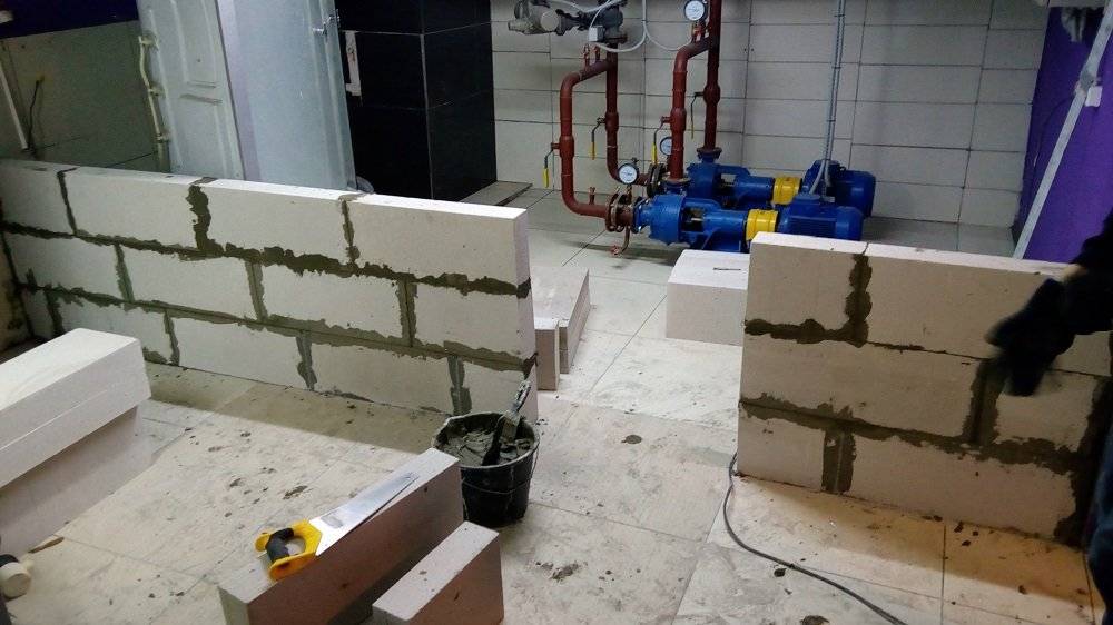 Перегородки из газобетонных блоков: кладка межкомнатных стен толщиной 100 мм и других, технология монтажа, в том числе в деревянном доме, ошибки при возведении