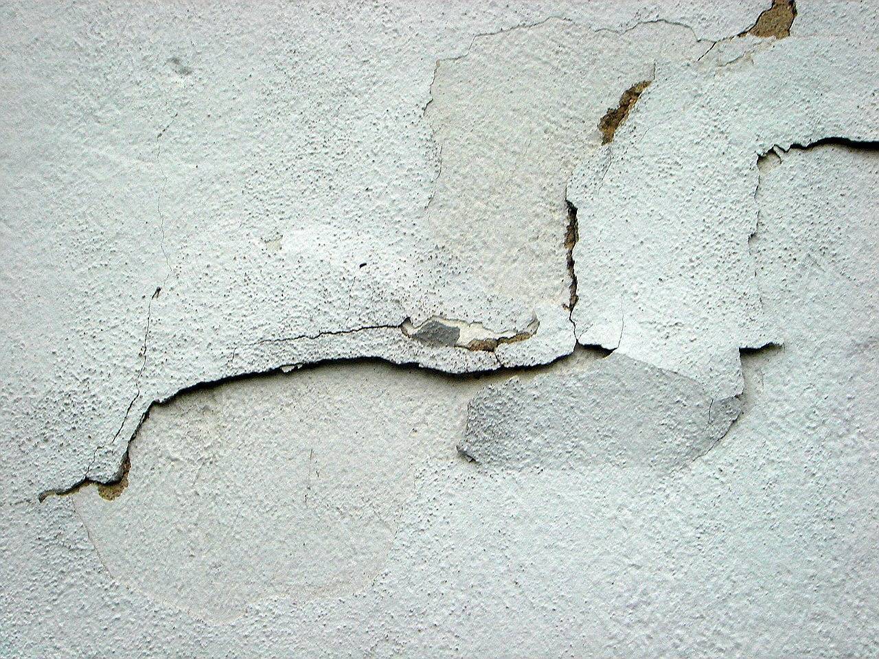 После штукатурки стен появились трещины – способы борьбы с этим