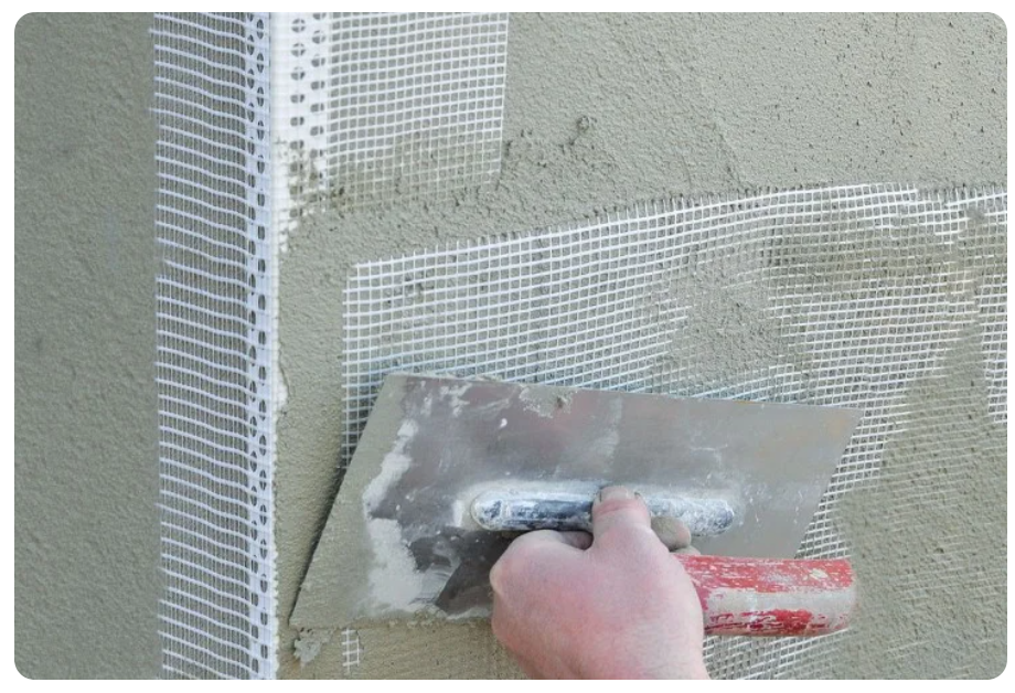Оштукатуривание стены с армирующей стеклосеткой. Оштукатуривание наружных стен сеткой армирующей. Армирующая сетка для штукатурки. Сетка для шпаклевки стен. Можно штукатурить без отопления