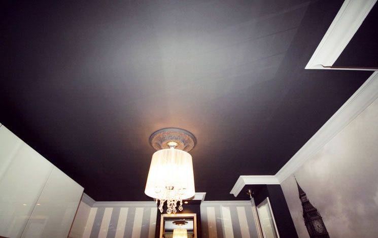 Черный глянцевый натяжной потолок в интерьере спальни, гостиной
 - 22 фото