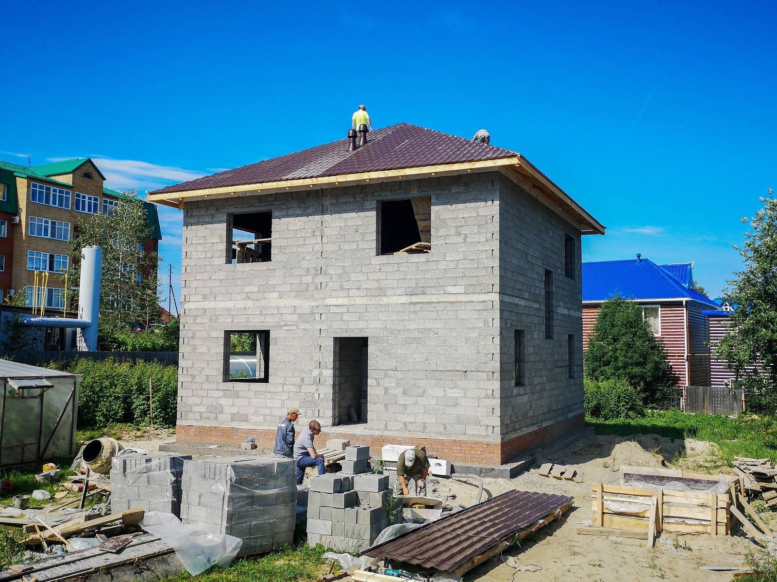Обзор проектов и цена строительства дома из керамзитобетона