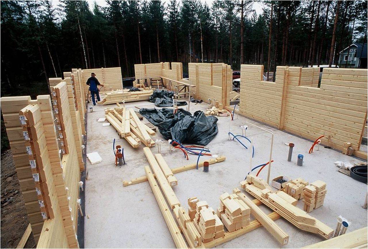 Что выбрать для строительства деревянного дома:  профилированный брус или оцилиндрованное бревно