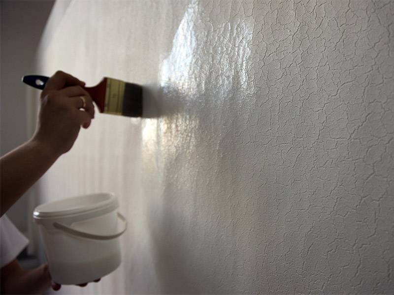 Можно ли наносить декоративную штукатурку на крашеный гипсокартон: штукатурить по масляной или водоэмульсионной краске на стене