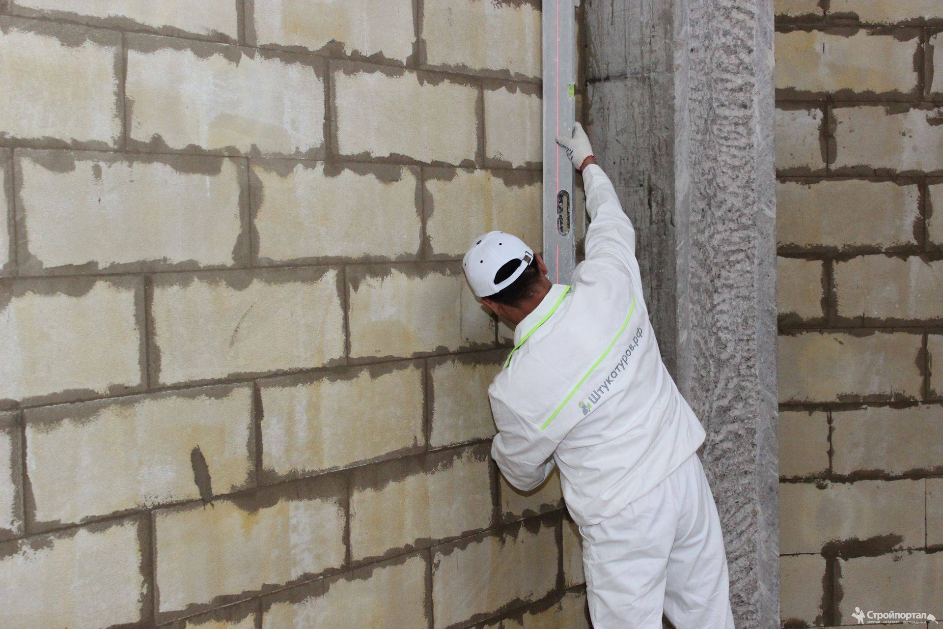 Как штукатурить стены из газосиликатных блоков?