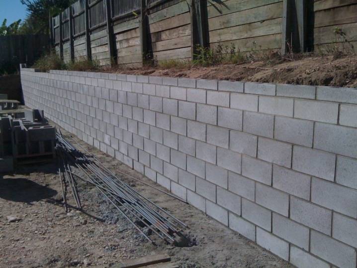 Как построить подпорную стенку из блоков на участке?