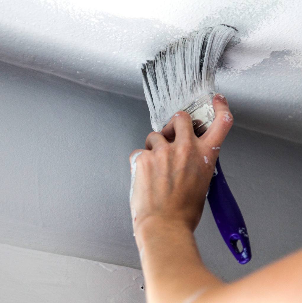 Как грунтовать потолок перед покраской
