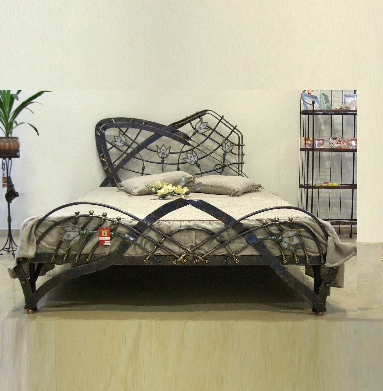 Кованая кровать в интерьере: плюсы и минусы, идеи оформления спальни