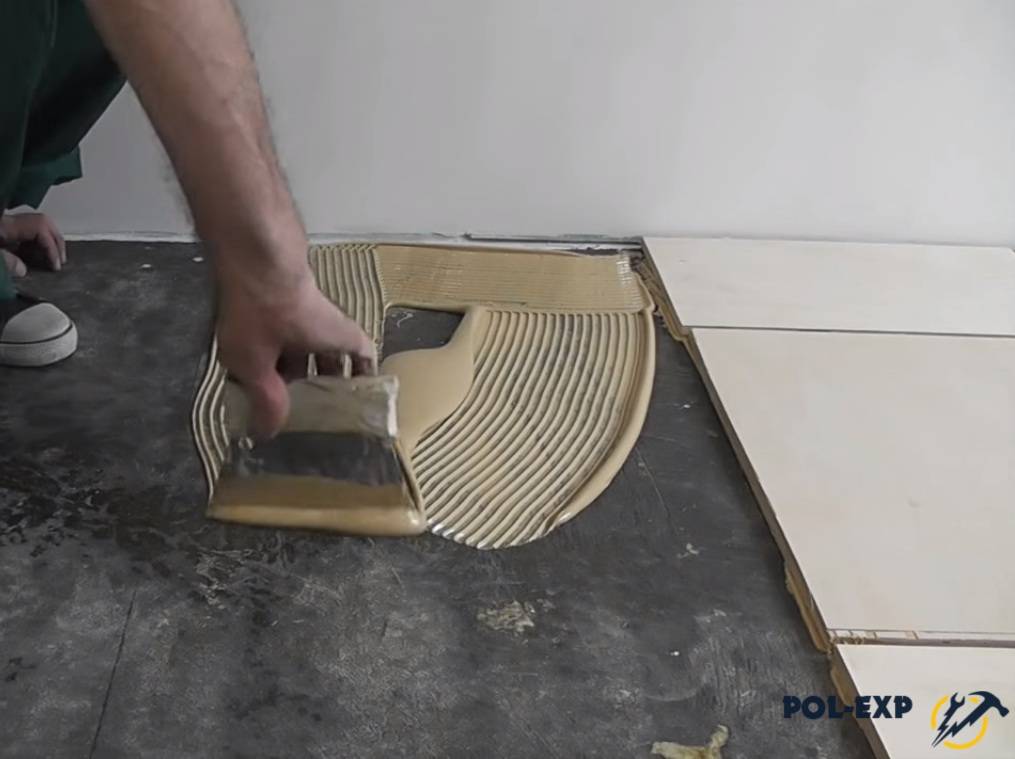 Чем приклеить фанеру к бетонному полу: клей для укладки на стяжку