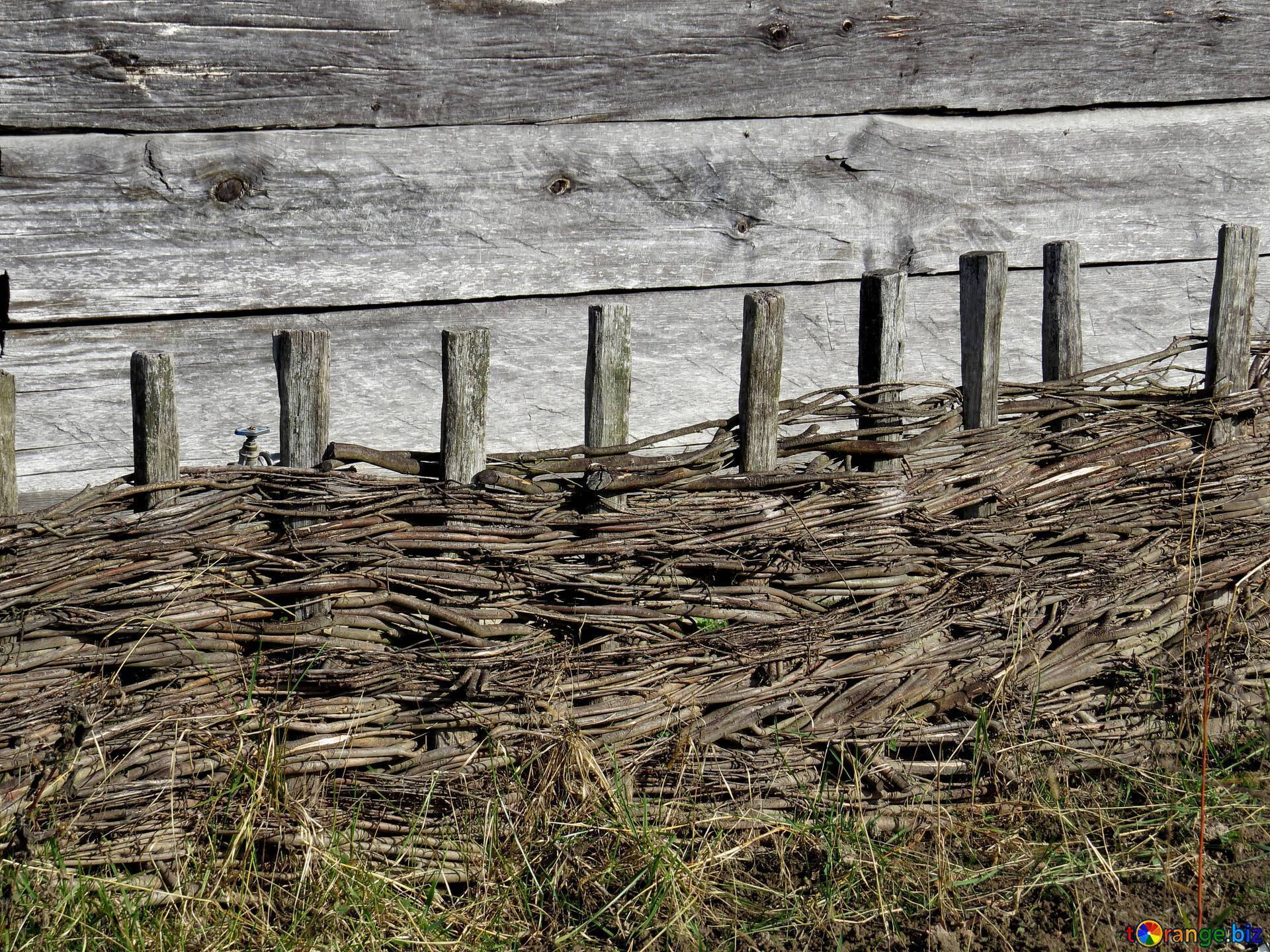 Забор из лозы своими руками - узнайте особенности плетенного забора