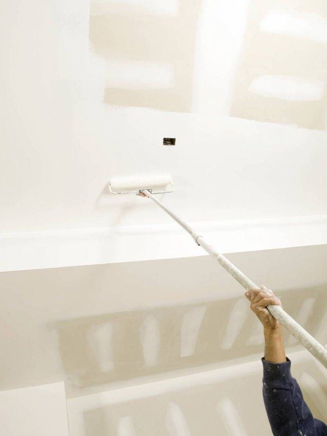 Подготовка потолка к покраске потолка водоэмульсионной краской: нужно ли грунтовать, чем грунтовать, затирка, обработка