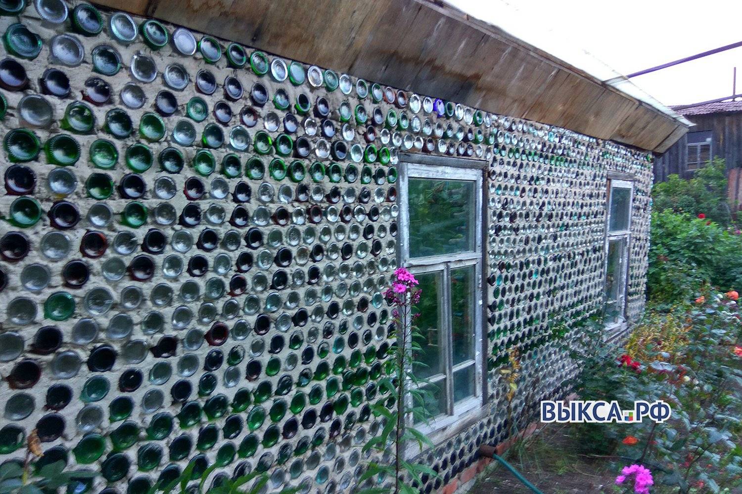 Как построить дом из пластиковых бутылок?