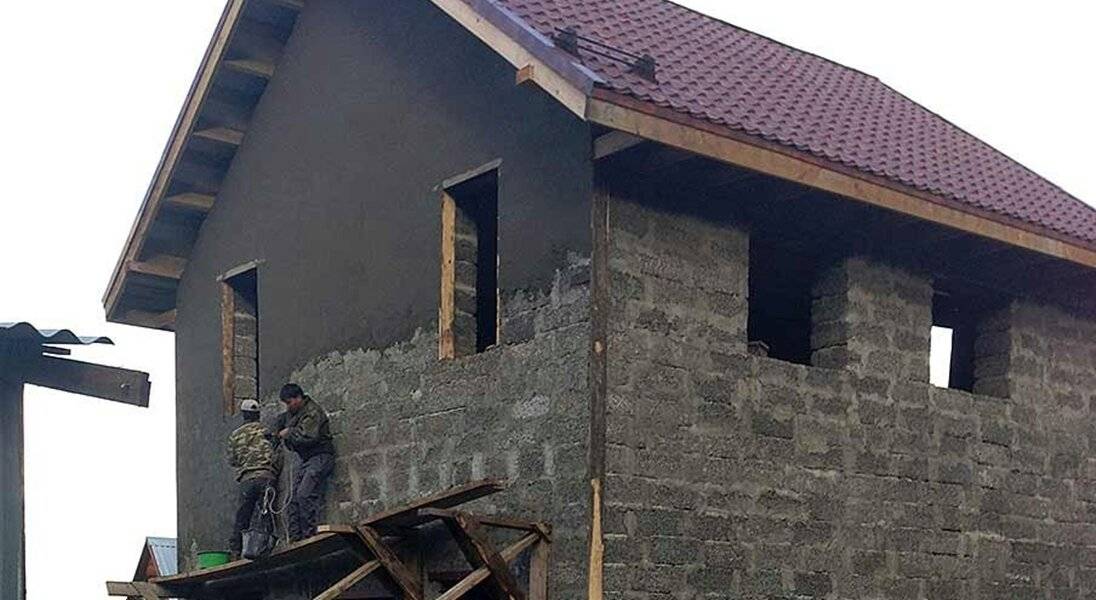 Нужно ли штукатурить стены из керамзитобетонных блоков. чем отделать дом из кбб? применение штукатурных смесей