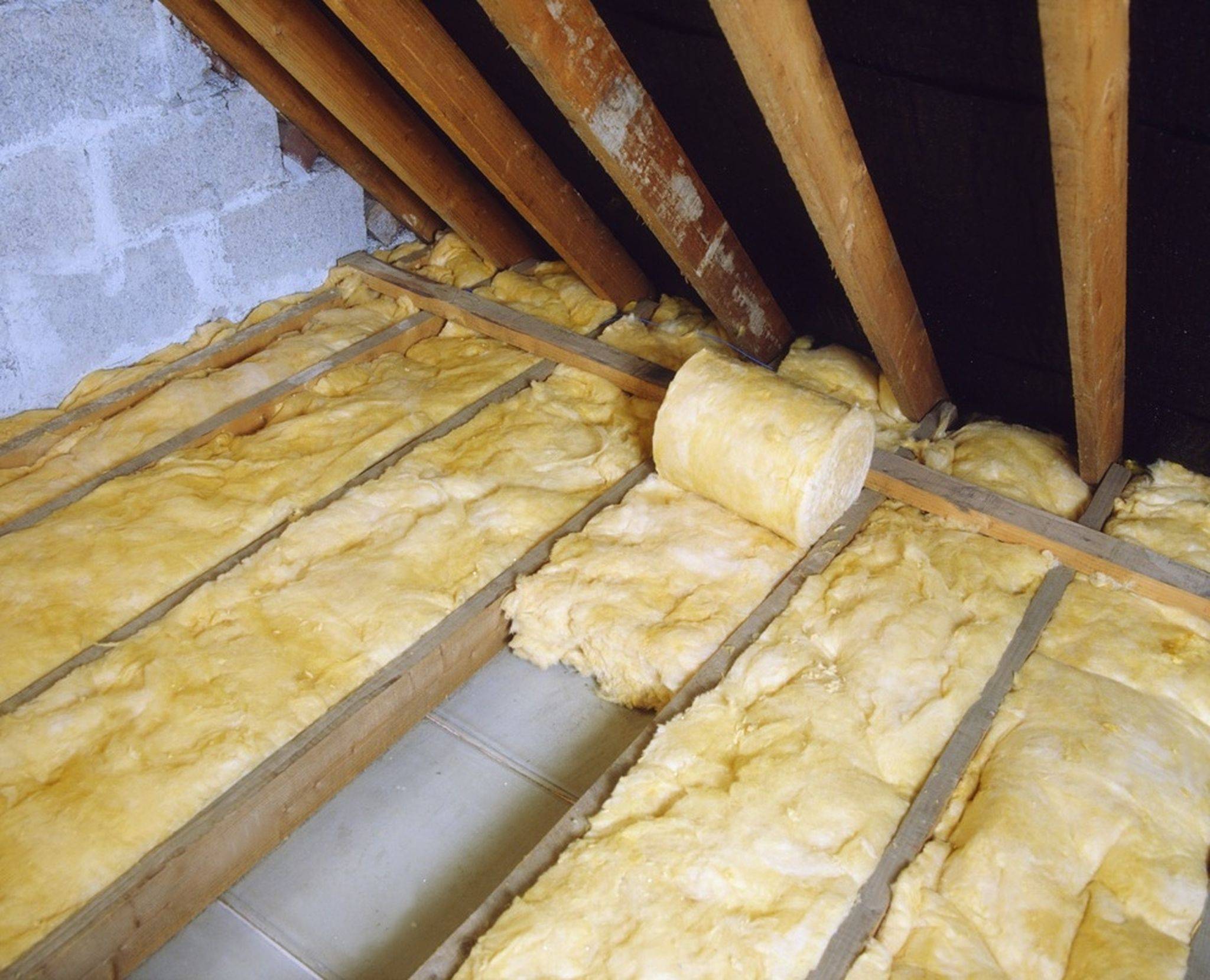 Чем утеплить потолок в частном доме, бане или гараже?