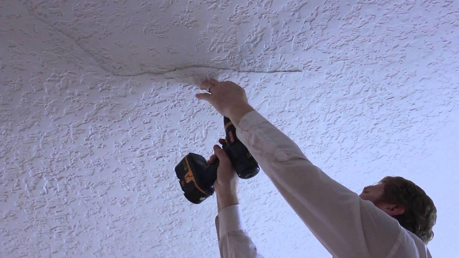 Декоративная штукатурка на потолок: нанесение на гипсокартон и не только, фото в интерьере, в том числе кухни, и как наносить, чтобы сделать рельеф своими руками?