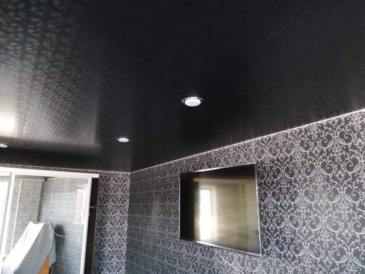 Черный глянцевый натяжной потолок - фото в интерьере разных комнат