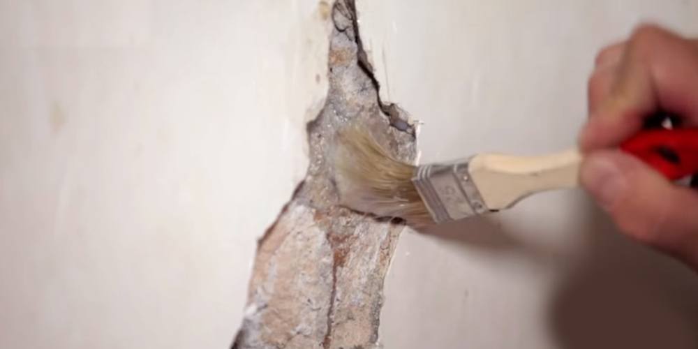 Как заделать трещины в штукатурке на стене – рекомендации мастеров