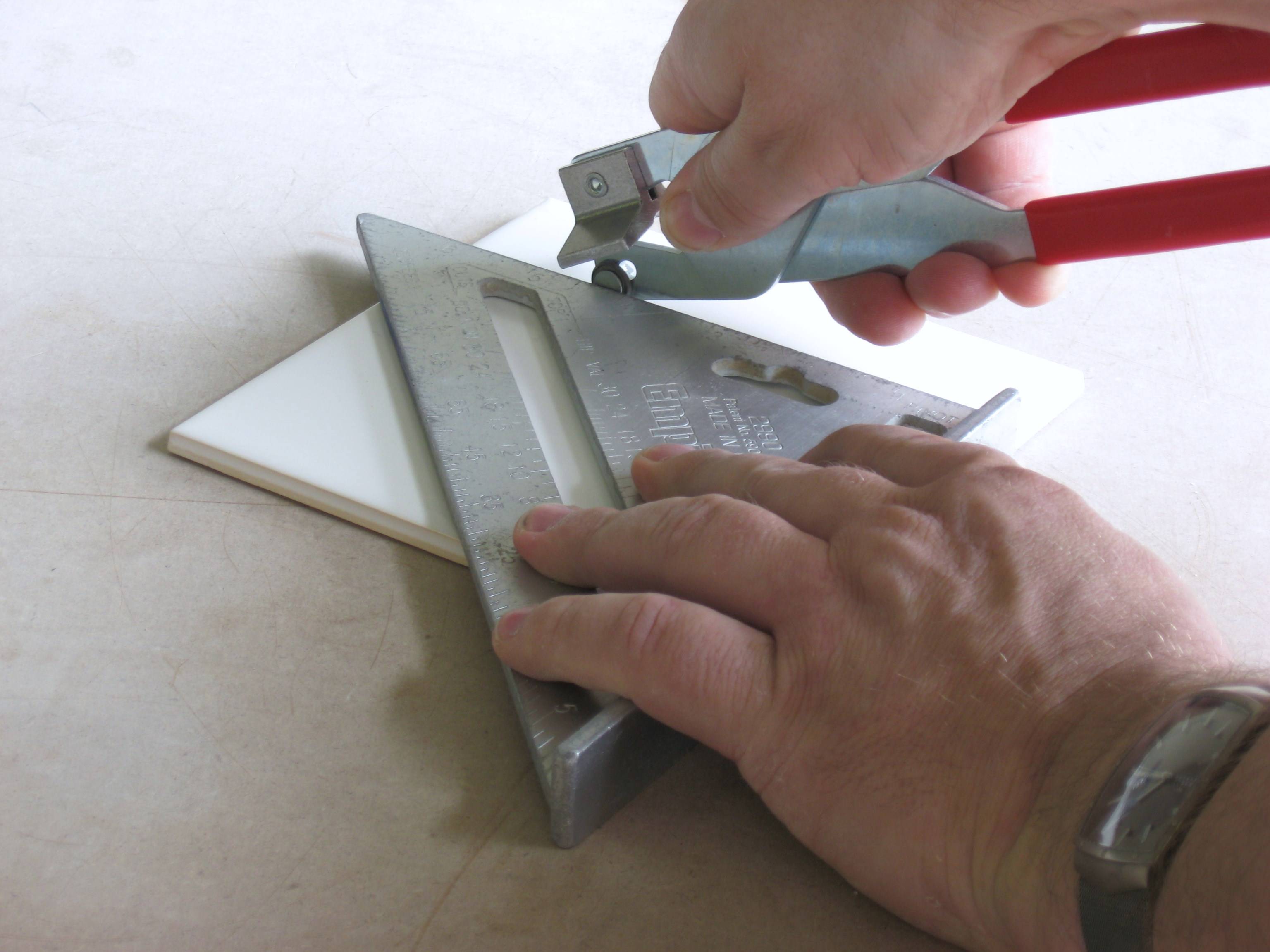 Как резать плитку стеклорезом: 3 важных этапа при проведения работ