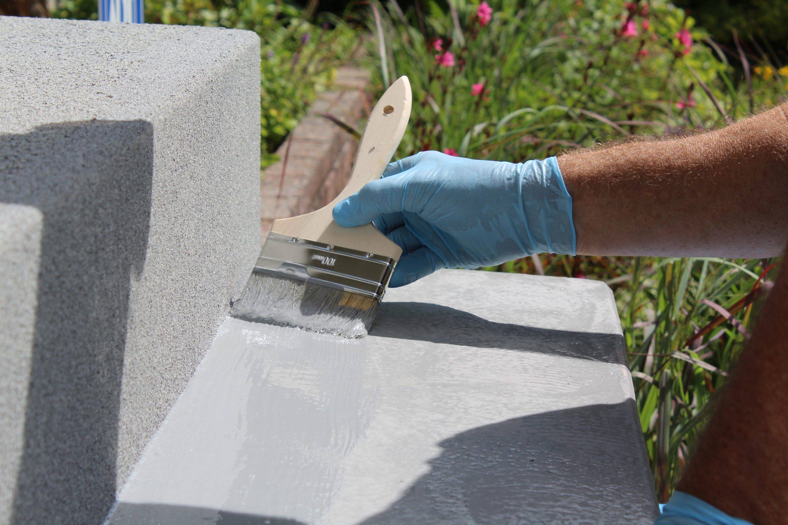 Резиновая краска для бетона: как наносить на пол, применение для наружных работ