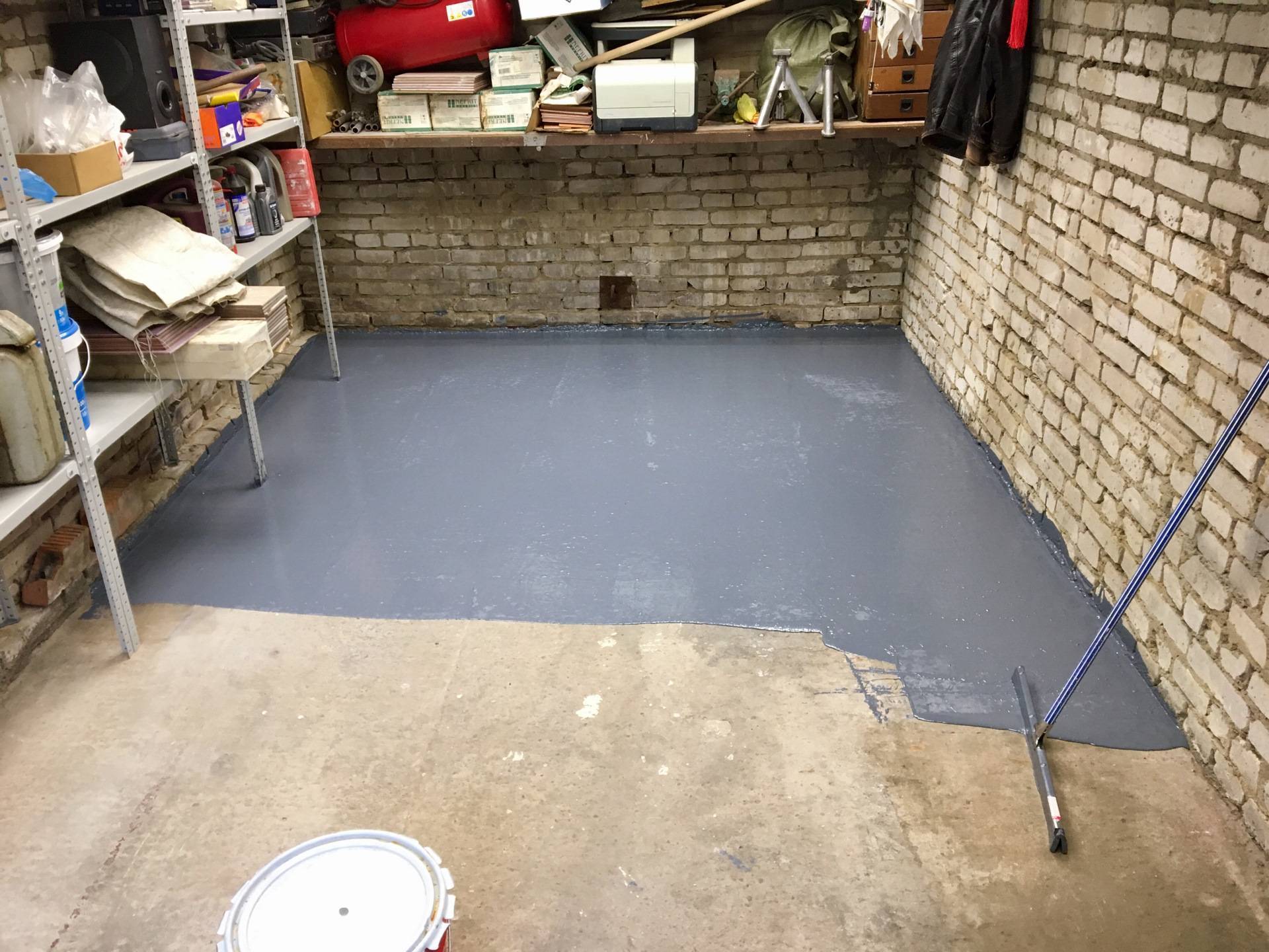 Чем покрыть бетонный пол, чтобы не пылил? советы +видео