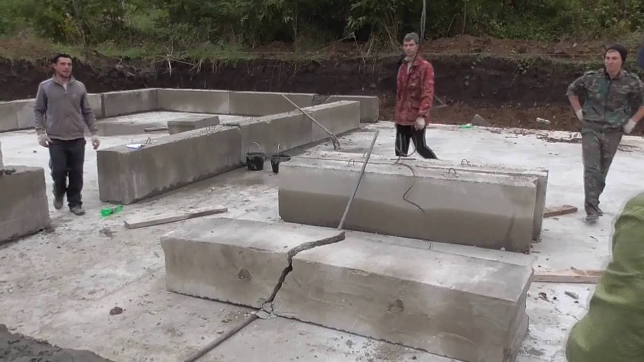 Как разбить бетонный фундамент: ручной демонтаж, применение кислой среды