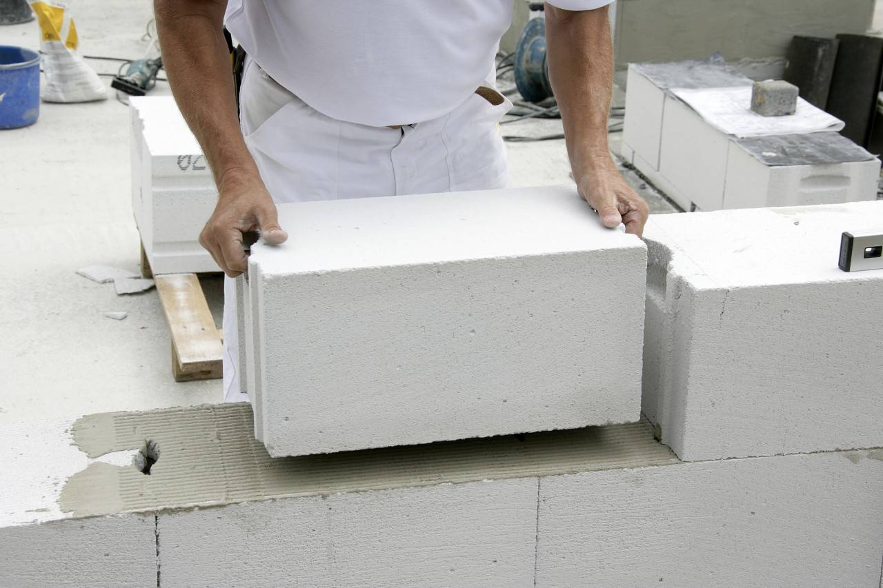 Производство полистиролбетонных блоков своими руками, необходимое оборудование, а также строительство из них домов, бани и особенности кладки