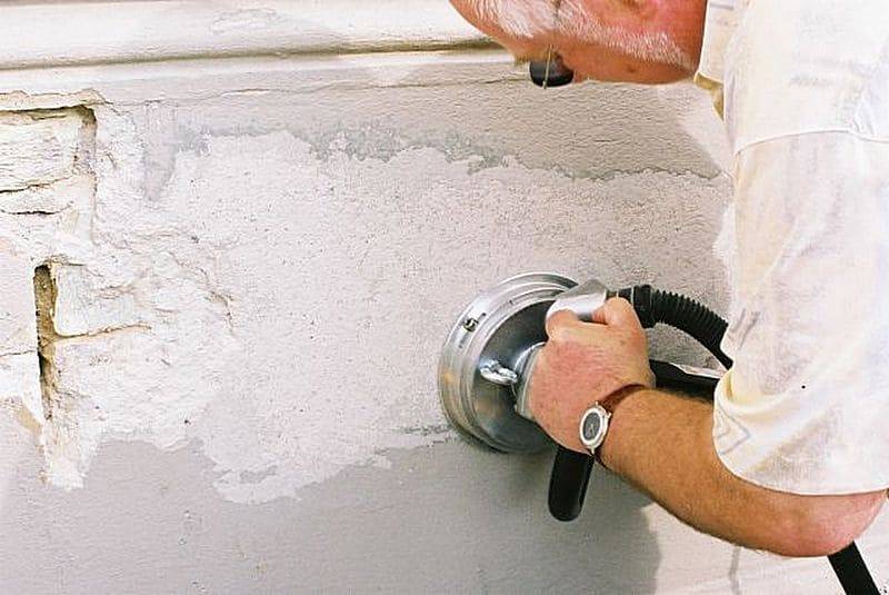 10 бюджетных способов, как быстро снять старую побелку со стен и потолков