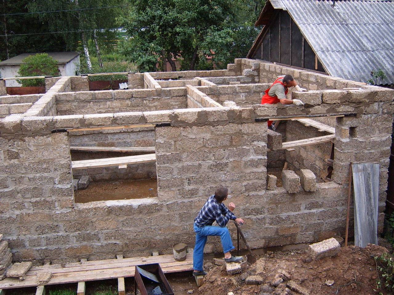 Дом из арболита: строительство из блоков(панелей) и монолита, технология, фундамент и опалубка, плюсы и минусы