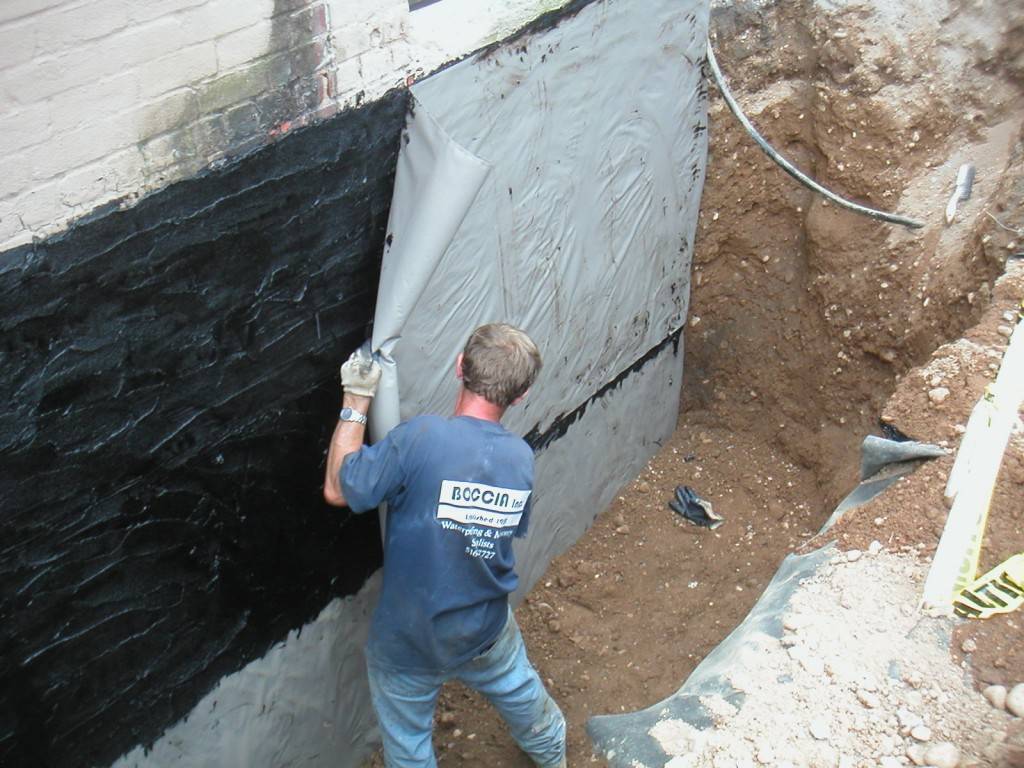 Как сделать гидроизоляцию стен снаружи здания?