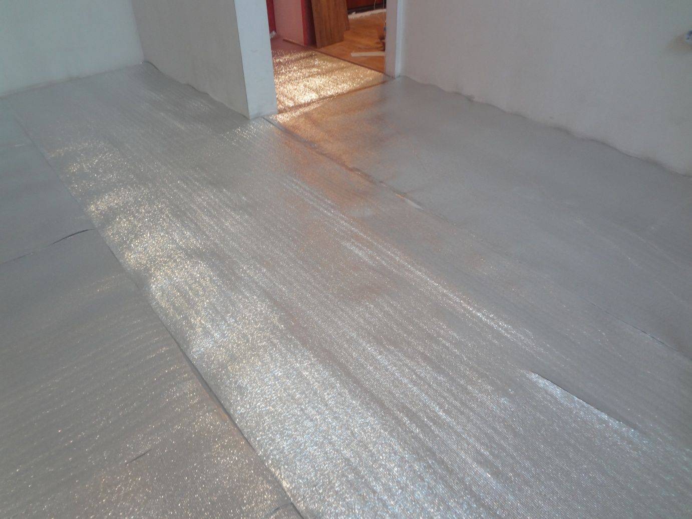 Как стелить линолеум на бетонный пол, что класть под, чем клеить