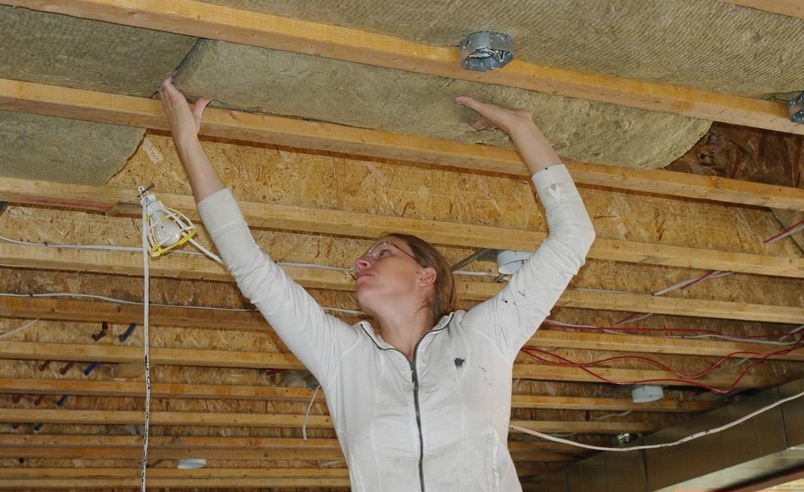 Утепление потолка своими руками: как сделать в частном доме изнутри и снаружи из минваты, пеноплекса или других материалов, а также пошаговая инструкция и схема