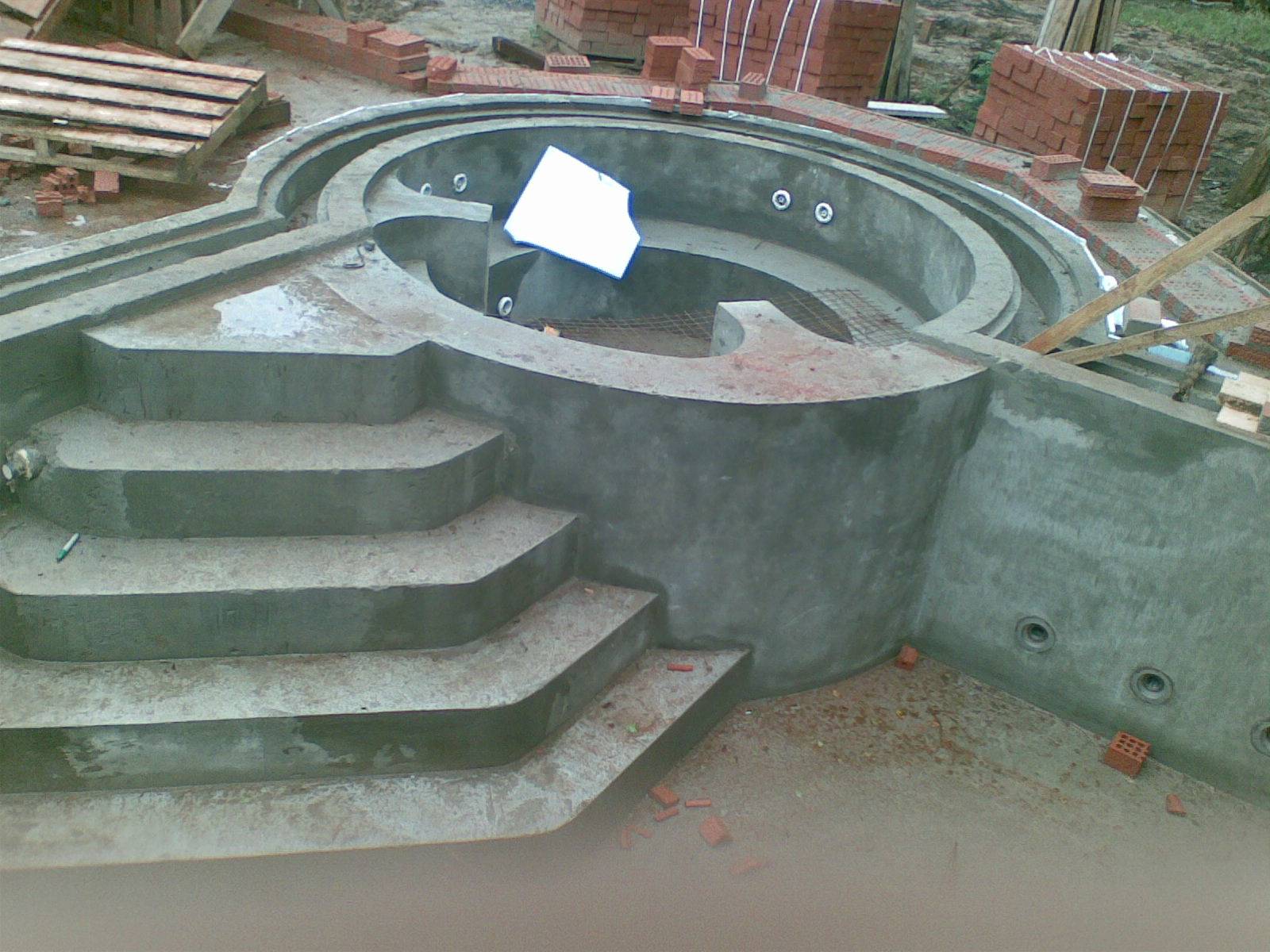 Какой бетон необходим для строительства бассейна