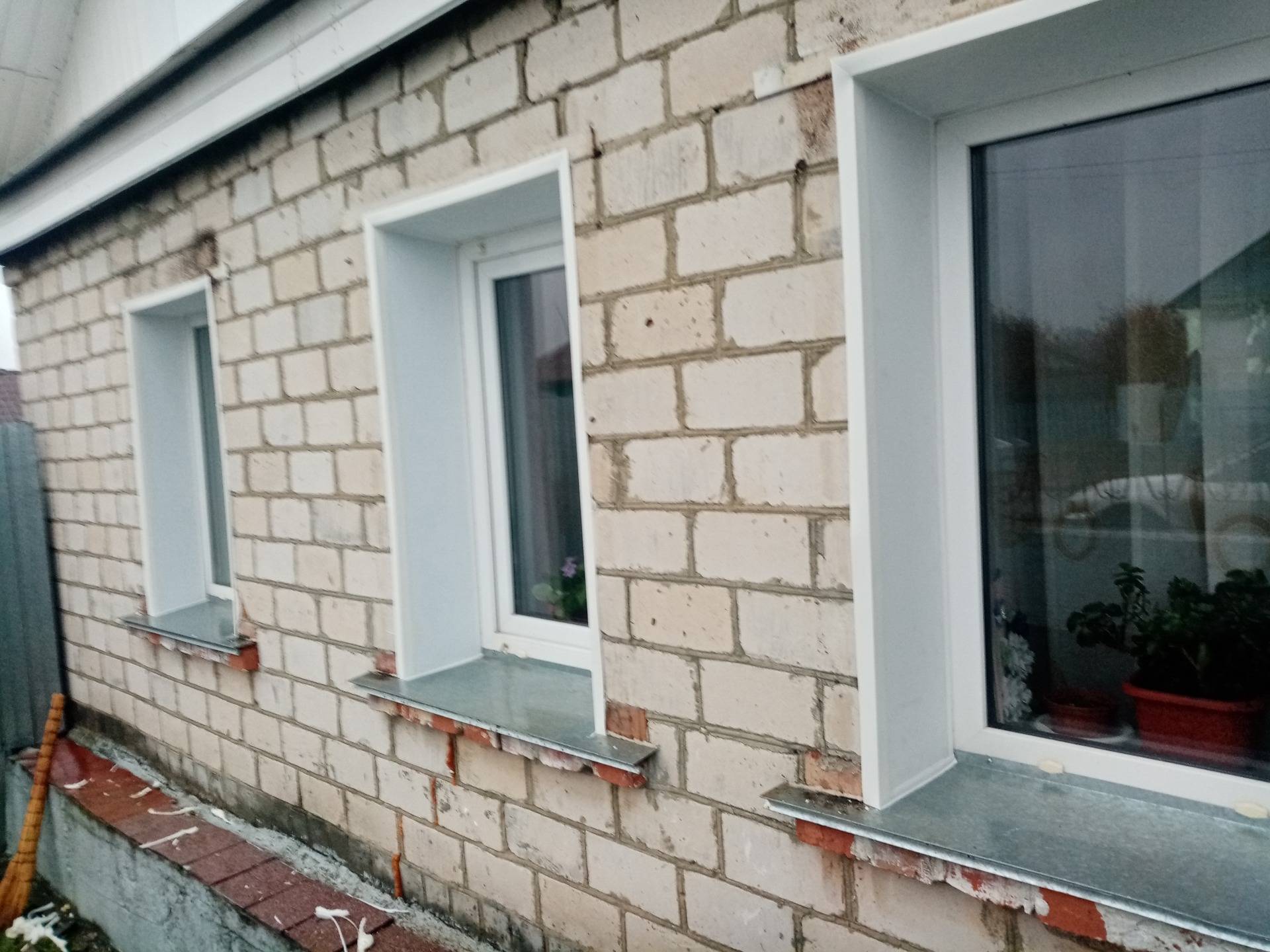 Монтаж пластиковые наличники на окна с улицы для внешней отделки в деревянном доме? установка своими руками- обзор +видео
