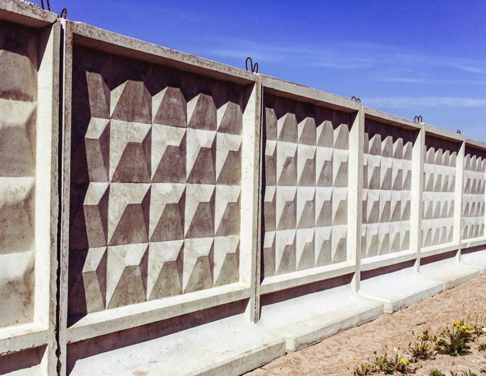 Бетонный забор: панельные и монолитные варианты (95 фото)