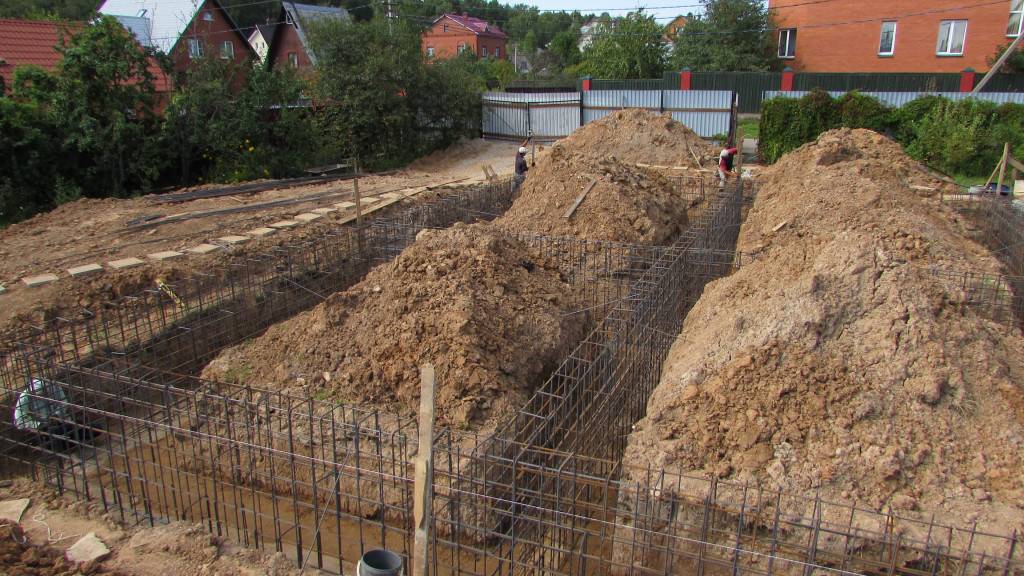 Определяем, на какую глубину копать фундамент под дом