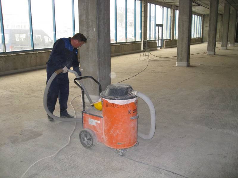Обеспыливание бетонного пола своими руками: шлифовка и полировка, использование специальных покрытий