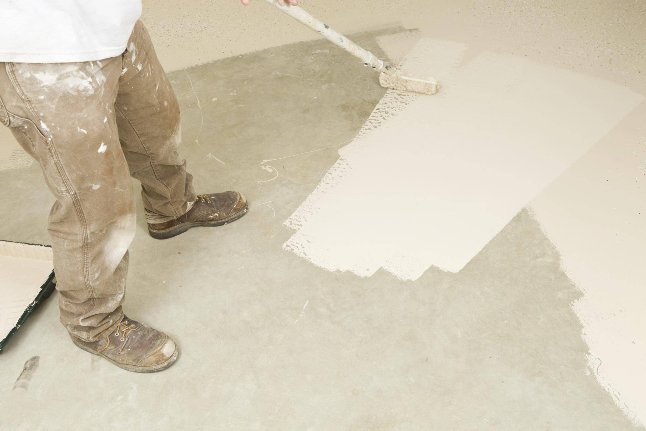 Чем покрасить бетонный пол в гараже: краски, грунтовки, технология нанесения