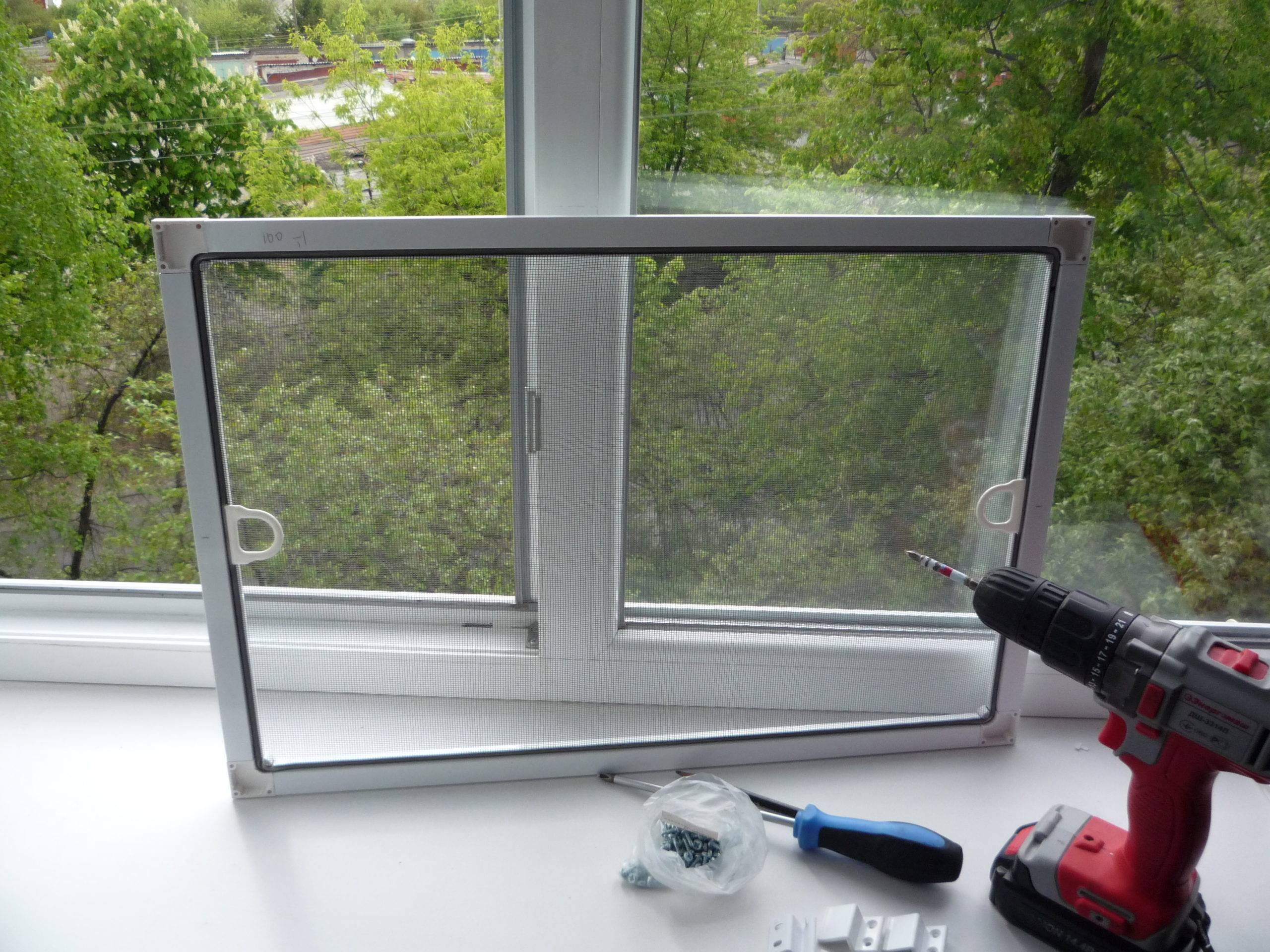 Как установить москитную сетку на окно своими руками: пошаговая инструкция, видео