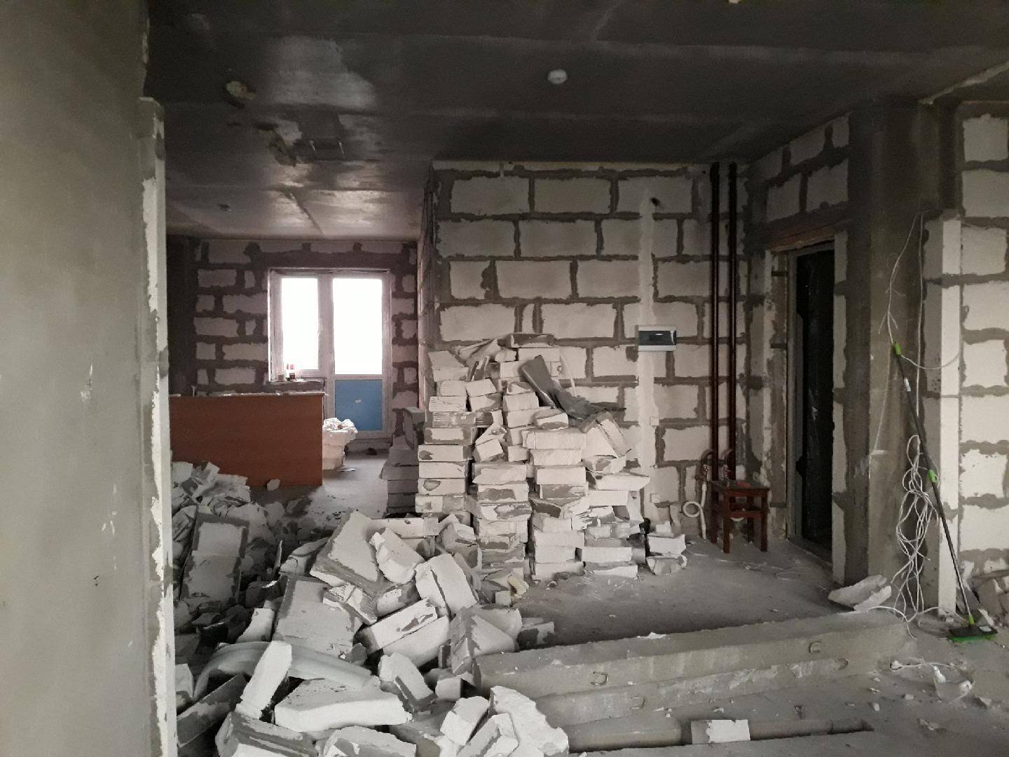 Демонтаж стены в квартире. как снести стену. особенности демонтажа стен из кирпича, бетона, дерева и гипсокартона