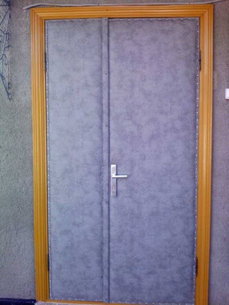 Дверь изолированная. Утеплить дверь. Утеплить деревянную дверь. Утеплитель для двери входной деревянной. Утеплитель для входной двери металлической по периметру.
