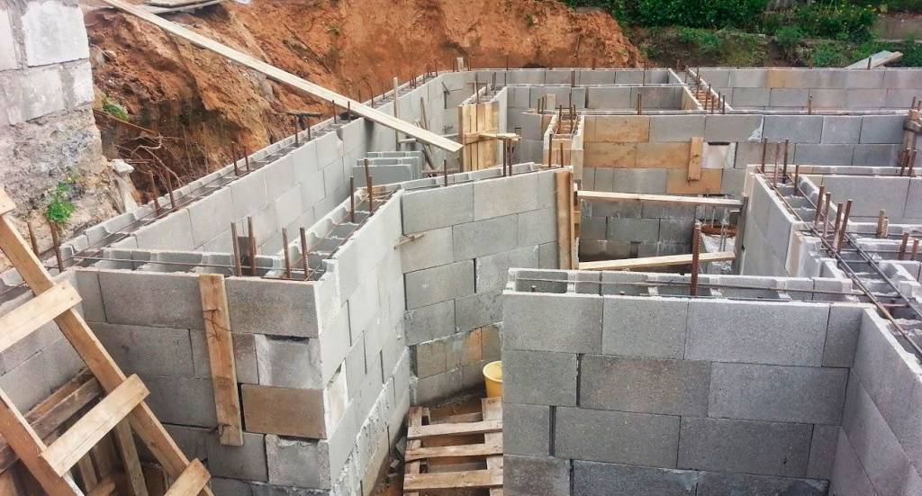 Пустотелые бетонные блоки — разновидности, характеристики, применение