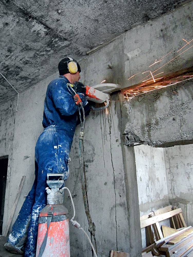 Особенности резки проемов в бетонных конструкциях и способы их усиления
