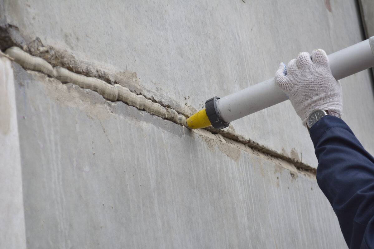 Как заделать трещину на потолке своими силами перед побелкой и после стяжки шпаклевкой