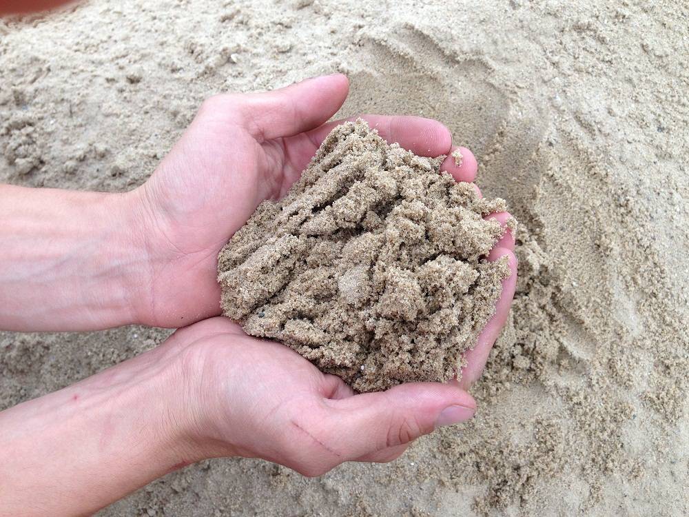 Какой песок нужен для кладки кирпича - речной или карьерный, и какой выбрать для других 6 целей применения: для огорода, для штукатурки, для фундамента
